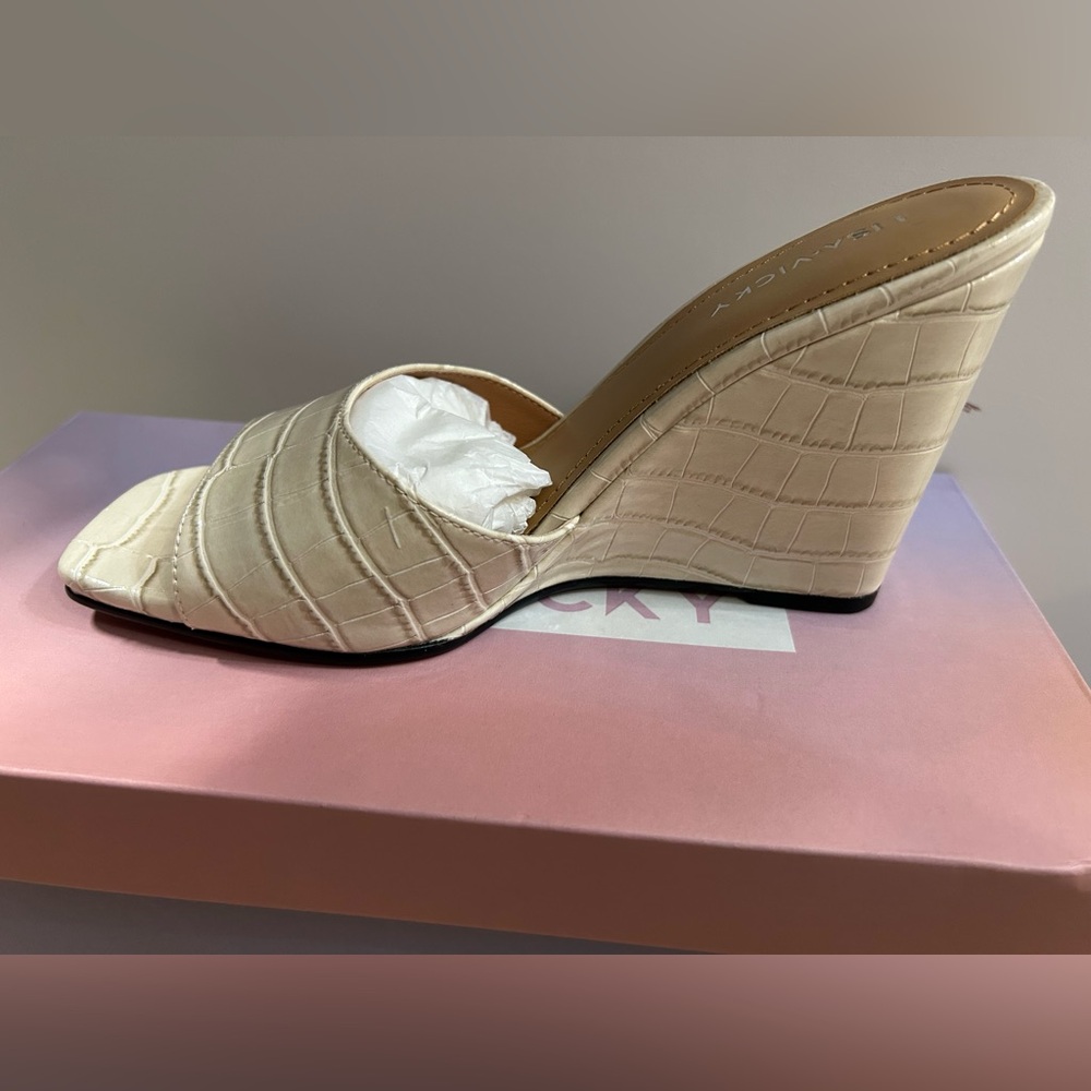 NIB Lisa Vicky Adore -V Ecru Croco Platform Wedges